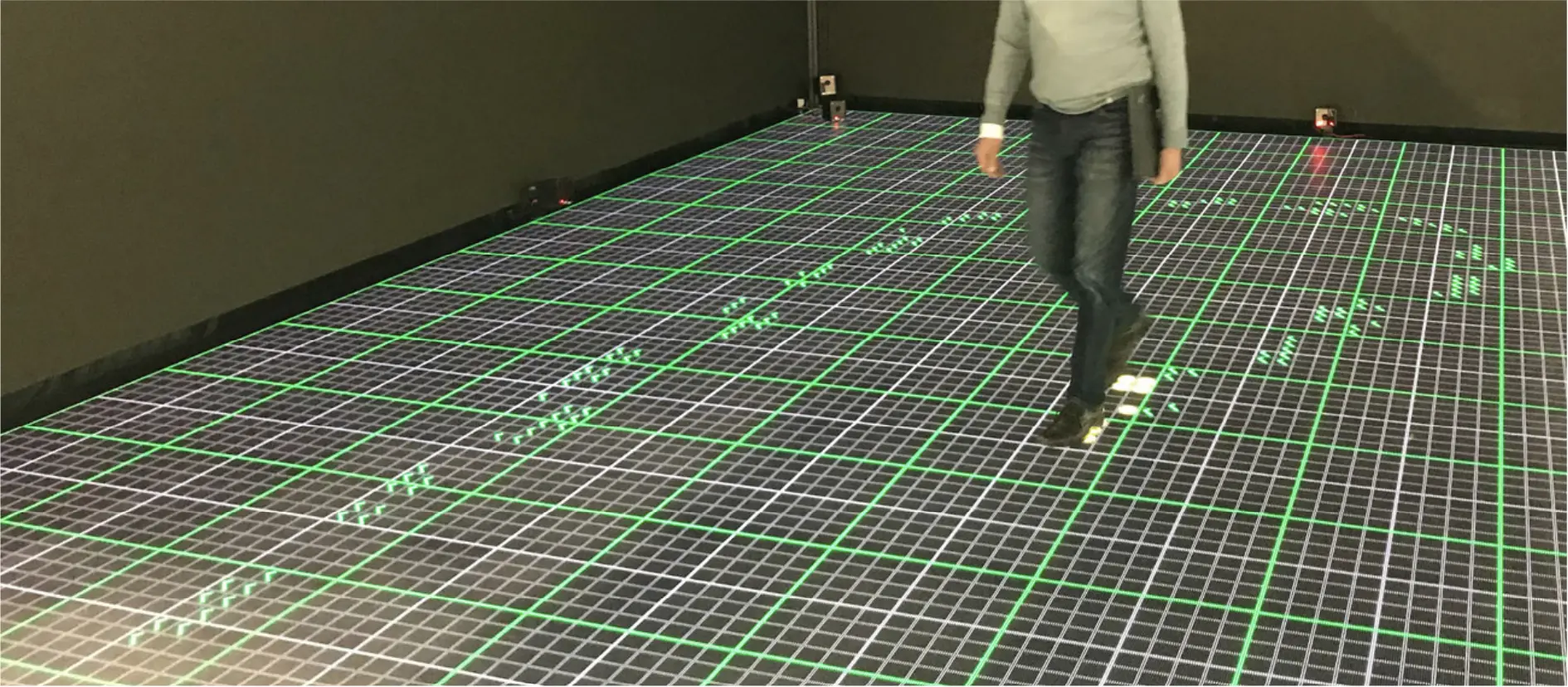 Using Large-Scale Augmented Floor Surfaces for Industrial Applications and Evaluation on Perceived Sizes