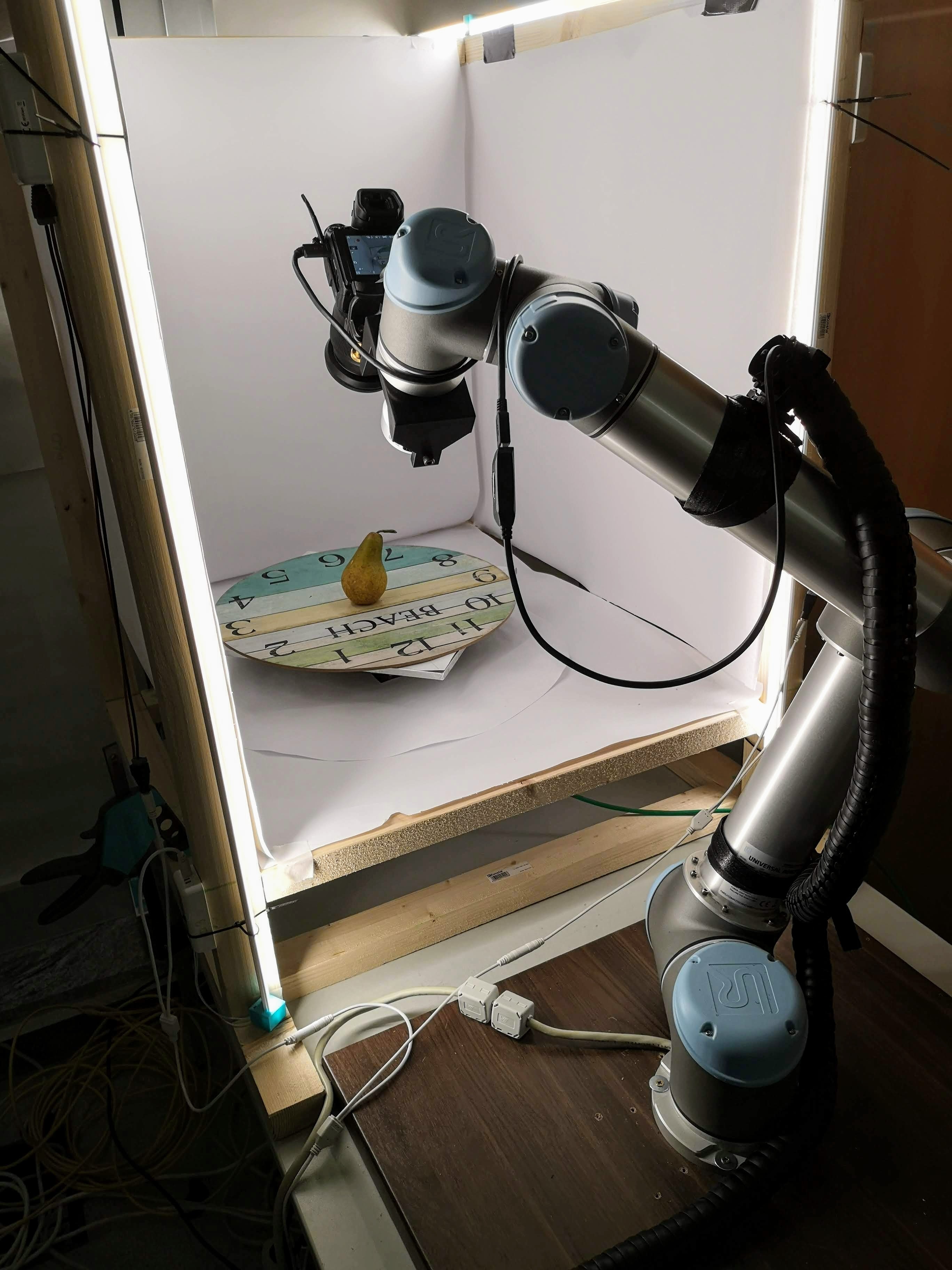 Robot arm and camera working on taking pictures for photogrammetry